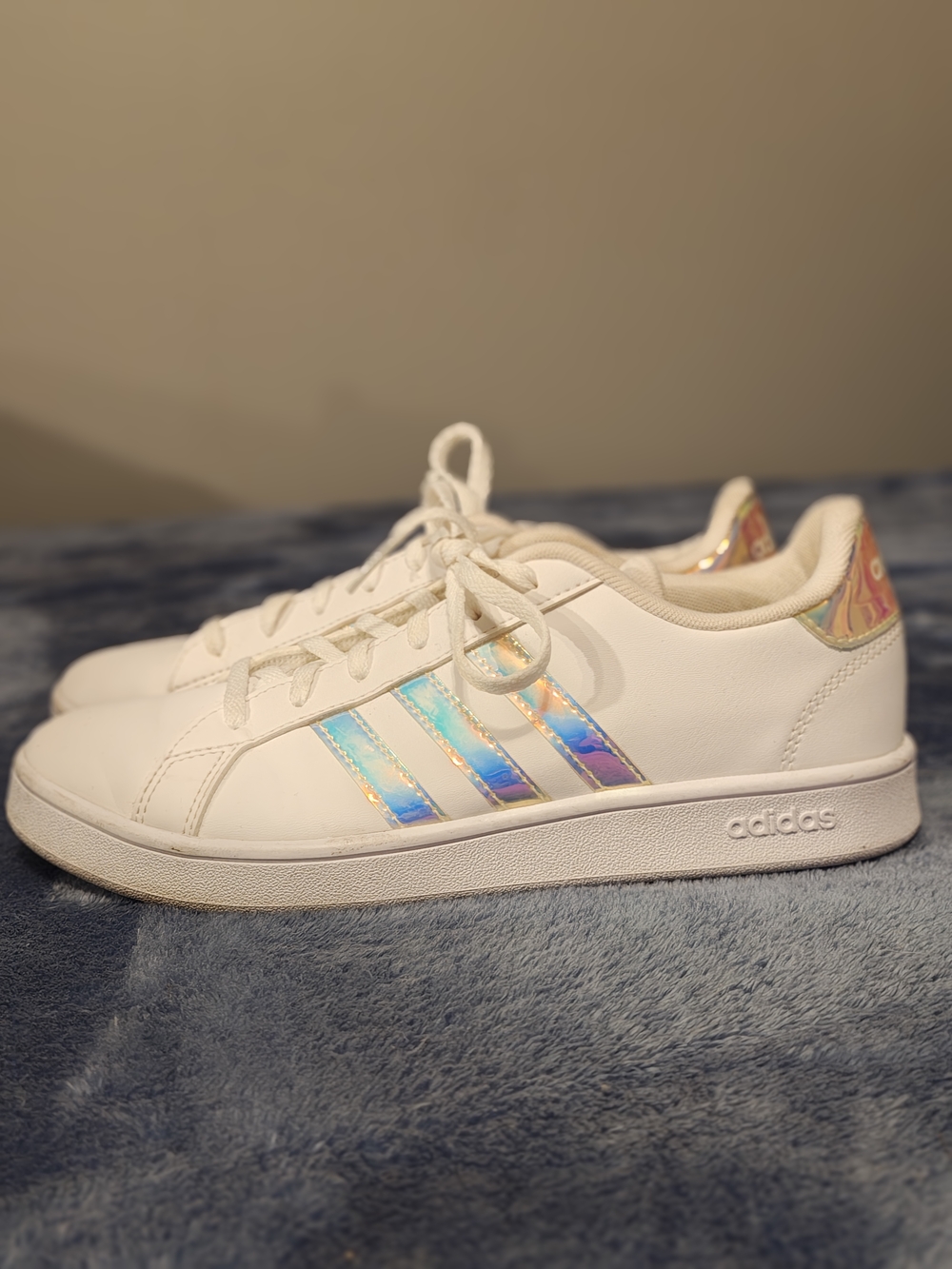 adidas Grand Court 2.0 Sneakers in a Cloud White  Iridescent" colorway Women Sz6